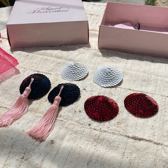 Agent Provocateur Iridescent White Pair of Sequin Nipple Pasties - Picture 6 of 12